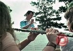 Standbild Vietnamesische Flüchtlinge Musik hören Florida United States USA, 1975, aus Sekunde 25 historischem Filmmaterial Videoclip 65675050947