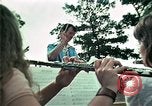 Standbild Vietnamesische Flüchtlinge Musik hören Florida United States USA, 1975, aus Sekunde 26 historischem Filmmaterial Videoclip 65675050947