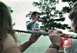 Standbild Vietnamesische Flüchtlinge Musik hören Florida United States USA, 1975, aus Sekunde 27 historischem Filmmaterial Videoclip 65675050947