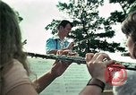 Standbild Vietnamesische Flüchtlinge Musik hören Florida United States USA, 1975, aus Sekunde 28 historischem Filmmaterial Videoclip 65675050947
