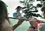 Standbild Vietnamesische Flüchtlinge Musik hören Florida United States USA, 1975, aus Sekunde 29 historischem Filmmaterial Videoclip 65675050947