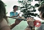 Standbild Vietnamesische Flüchtlinge Musik hören Florida United States USA, 1975, aus Sekunde 30 historischem Filmmaterial Videoclip 65675050947