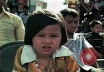 Standbild Vietnamesische Flüchtlinge Musik hören Florida United States USA, 1975, aus Sekunde 31 historischem Filmmaterial Videoclip 65675050947