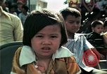 Standbild Vietnamesische Flüchtlinge Musik hören Florida United States USA, 1975, aus Sekunde 32 historischem Filmmaterial Videoclip 65675050947