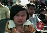 Standbild Vietnamesische Flüchtlinge Musik hören Florida United States USA, 1975, aus Sekunde 33 historischem Filmmaterial Videoclip 65675050947