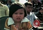 Standbild Vietnamesische Flüchtlinge Musik hören Florida United States USA, 1975, aus Sekunde 34 historischem Filmmaterial Videoclip 65675050947