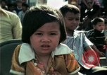 Standbild Vietnamesische Flüchtlinge Musik hören Florida United States USA, 1975, aus Sekunde 35 historischem Filmmaterial Videoclip 65675050947