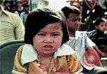 Standbild Vietnamesische Flüchtlinge Musik hören Florida United States USA, 1975, aus Sekunde 37 historischem Filmmaterial Videoclip 65675050947