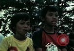 Standbild Vietnamesische Flüchtlinge Musik hören Florida United States USA, 1975, aus Sekunde 38 historischem Filmmaterial Videoclip 65675050947