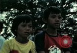 Standbild Vietnamesische Flüchtlinge Musik hören Florida United States USA, 1975, aus Sekunde 39 historischem Filmmaterial Videoclip 65675050947