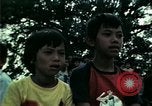Standbild Vietnamesische Flüchtlinge Musik hören Florida United States USA, 1975, aus Sekunde 40 historischem Filmmaterial Videoclip 65675050947