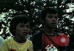 Standbild Vietnamesische Flüchtlinge Musik hören Florida United States USA, 1975, aus Sekunde 41 historischem Filmmaterial Videoclip 65675050947