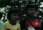 Standbild Vietnamesische Flüchtlinge Musik hören Florida United States USA, 1975, aus Sekunde 42 historischem Filmmaterial Videoclip 65675050947