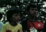Standbild Vietnamesische Flüchtlinge Musik hören Florida United States USA, 1975, aus Sekunde 43 historischem Filmmaterial Videoclip 65675050947
