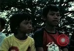 Standbild Vietnamesische Flüchtlinge Musik hören Florida United States USA, 1975, aus Sekunde 44 historischem Filmmaterial Videoclip 65675050947