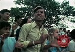 Standbild Vietnamesische Flüchtlinge Musik hören Florida United States USA, 1975, aus Sekunde 45 historischem Filmmaterial Videoclip 65675050947