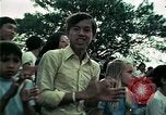 Standbild Vietnamesische Flüchtlinge Musik hören Florida United States USA, 1975, aus Sekunde 46 historischem Filmmaterial Videoclip 65675050947