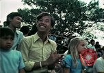 Standbild Vietnamesische Flüchtlinge Musik hören Florida United States USA, 1975, aus Sekunde 47 historischem Filmmaterial Videoclip 65675050947