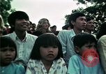 Standbild Vietnamesische Flüchtlinge Musik hören Florida United States USA, 1975, aus Sekunde 48 historischem Filmmaterial Videoclip 65675050947