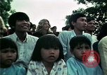 Standbild Vietnamesische Flüchtlinge Musik hören Florida United States USA, 1975, aus Sekunde 49 historischem Filmmaterial Videoclip 65675050947