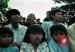 Standbild Vietnamesische Flüchtlinge Musik hören Florida United States USA, 1975, aus Sekunde 51 historischem Filmmaterial Videoclip 65675050947