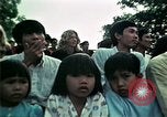 Standbild Vietnamesische Flüchtlinge Musik hören Florida United States USA, 1975, aus Sekunde 52 historischem Filmmaterial Videoclip 65675050947