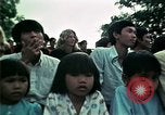 Standbild Vietnamesische Flüchtlinge Musik hören Florida United States USA, 1975, aus Sekunde 53 historischem Filmmaterial Videoclip 65675050947