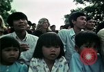 Standbild Vietnamesische Flüchtlinge Musik hören Florida United States USA, 1975, aus Sekunde 54 historischem Filmmaterial Videoclip 65675050947