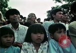 Standbild Vietnamesische Flüchtlinge Musik hören Florida United States USA, 1975, aus Sekunde 55 historischem Filmmaterial Videoclip 65675050947
