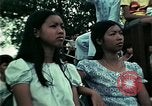 Standbild Vietnamesische Flüchtlinge Musik hören Florida United States USA, 1975, aus Sekunde 56 historischem Filmmaterial Videoclip 65675050947
