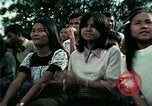 Standbild Vietnamesische Flüchtlinge Musik hören Florida United States USA, 1975, aus Sekunde 57 historischem Filmmaterial Videoclip 65675050947