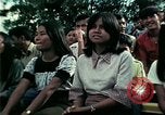 Standbild Vietnamesische Flüchtlinge Musik hören Florida United States USA, 1975, aus Sekunde 58 historischem Filmmaterial Videoclip 65675050947