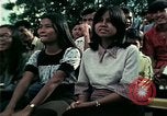 Standbild Vietnamesische Flüchtlinge Musik hören Florida United States USA, 1975, aus Sekunde 59 historischem Filmmaterial Videoclip 65675050947