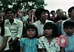 Standbild Vietnamesische Flüchtlinge Musik hören Florida United States USA, 1975, aus Sekunde 60 historischem Filmmaterial Videoclip 65675050947
