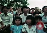 Standbild Vietnamesische Flüchtlinge Musik hören Florida United States USA, 1975, aus Sekunde 61 historischem Filmmaterial Videoclip 65675050947