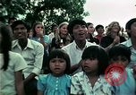 Standbild Vietnamesische Flüchtlinge Musik hören Florida United States USA, 1975, aus Sekunde 62 historischem Filmmaterial Videoclip 65675050947