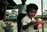 Standbild Vietnamesische Flüchtlinge in Eglin Air Force Base Speisesaal United States USA, 1975, aus Sekunde 10 historischem Filmmaterial Videoclip 65675050948