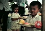 Standbild Vietnamesische Flüchtlinge in Eglin Air Force Base Speisesaal United States USA, 1975, aus Sekunde 13 historischem Filmmaterial Videoclip 65675050948