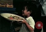 Standbild Vietnamesische Flüchtlinge in Eglin Air Force Base Speisesaal United States USA, 1975, aus Sekunde 18 historischem Filmmaterial Videoclip 65675050948