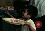 Standbild Vietnamesische Flüchtlinge in Eglin Air Force Base Speisesaal United States USA, 1975, aus Sekunde 19 historischem Filmmaterial Videoclip 65675050948