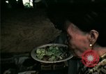 Standbild Vietnamesische Flüchtlinge in Eglin Air Force Base Speisesaal United States USA, 1975, aus Sekunde 23 historischem Filmmaterial Videoclip 65675050948