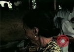 Standbild Vietnamesische Flüchtlinge in Eglin Air Force Base Speisesaal United States USA, 1975, aus Sekunde 24 historischem Filmmaterial Videoclip 65675050948