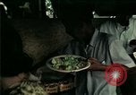 Standbild Vietnamesische Flüchtlinge in Eglin Air Force Base Speisesaal United States USA, 1975, aus Sekunde 25 historischem Filmmaterial Videoclip 65675050948