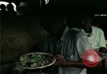 Standbild Vietnamesische Flüchtlinge in Eglin Air Force Base Speisesaal United States USA, 1975, aus Sekunde 26 historischem Filmmaterial Videoclip 65675050948