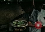 Standbild Vietnamesische Flüchtlinge in Eglin Air Force Base Speisesaal United States USA, 1975, aus Sekunde 28 historischem Filmmaterial Videoclip 65675050948