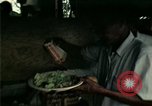 Standbild Vietnamesische Flüchtlinge in Eglin Air Force Base Speisesaal United States USA, 1975, aus Sekunde 29 historischem Filmmaterial Videoclip 65675050948