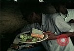 Standbild Vietnamesische Flüchtlinge in Eglin Air Force Base Speisesaal United States USA, 1975, aus Sekunde 32 historischem Filmmaterial Videoclip 65675050948