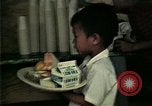 Standbild Vietnamesische Flüchtlinge in Eglin Air Force Base Speisesaal United States USA, 1975, aus Sekunde 47 historischem Filmmaterial Videoclip 65675050948