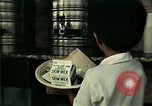 Standbild Vietnamesische Flüchtlinge in Eglin Air Force Base Speisesaal United States USA, 1975, aus Sekunde 49 historischem Filmmaterial Videoclip 65675050948