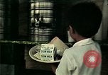 Standbild Vietnamesische Flüchtlinge in Eglin Air Force Base Speisesaal United States USA, 1975, aus Sekunde 50 historischem Filmmaterial Videoclip 65675050948